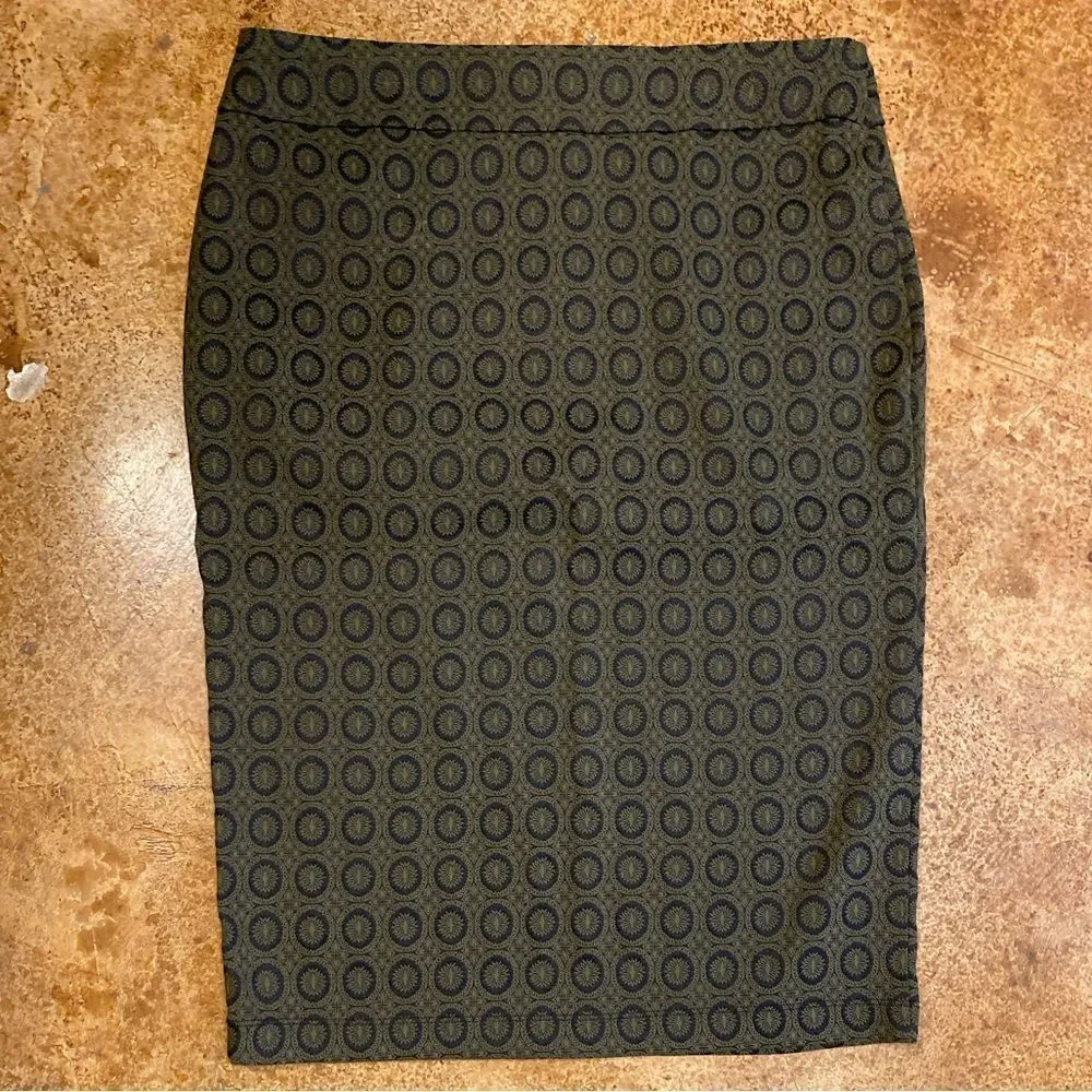 SOHO Apparel Ltd. Black and olive‎ medallion pull on stretch pencil skirt